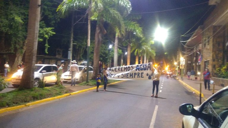 Vecinos de Puerto Iguazú se movilizaron pidiendo agua potable