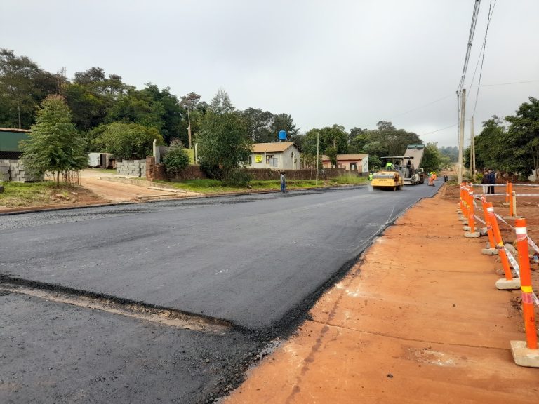 SIGUEN LOS TRABAJOS DE ASFALTO SOBRE LA AV. LIBERTAD DE PUERTO IGUAZU
