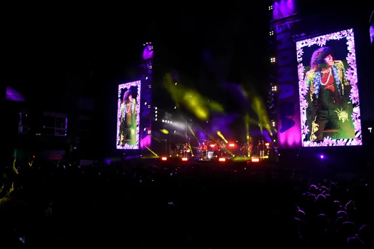 La Mona Jiménez brindó un multitudinario show en el obelisco