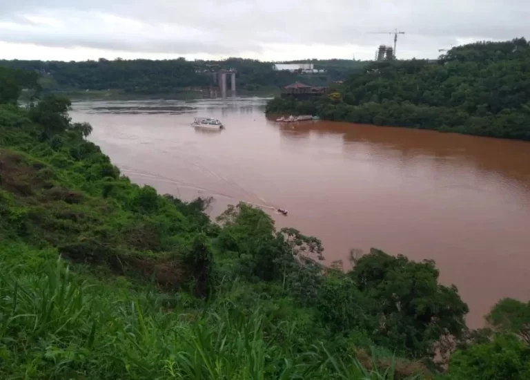 Un hombre se habría arrojado en las aguas del río Iguazú y continúa desaparecido Un hombre se habría arrojado en las aguas del río Iguazú y continúa desaparecido