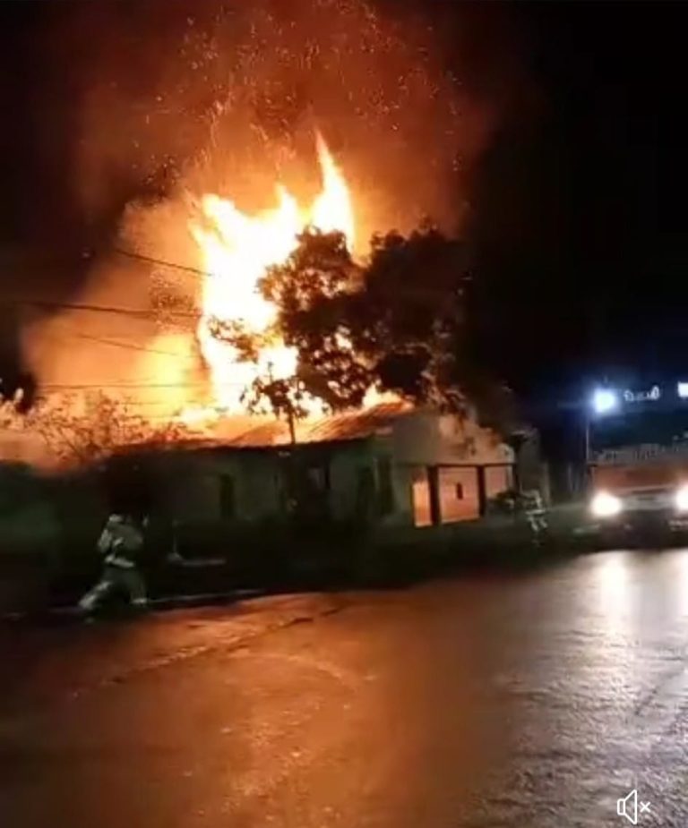 IGUAZÚ, Un incendio destruyó una vivienda en la que habitaba un grupo familiar: Hay una detenida