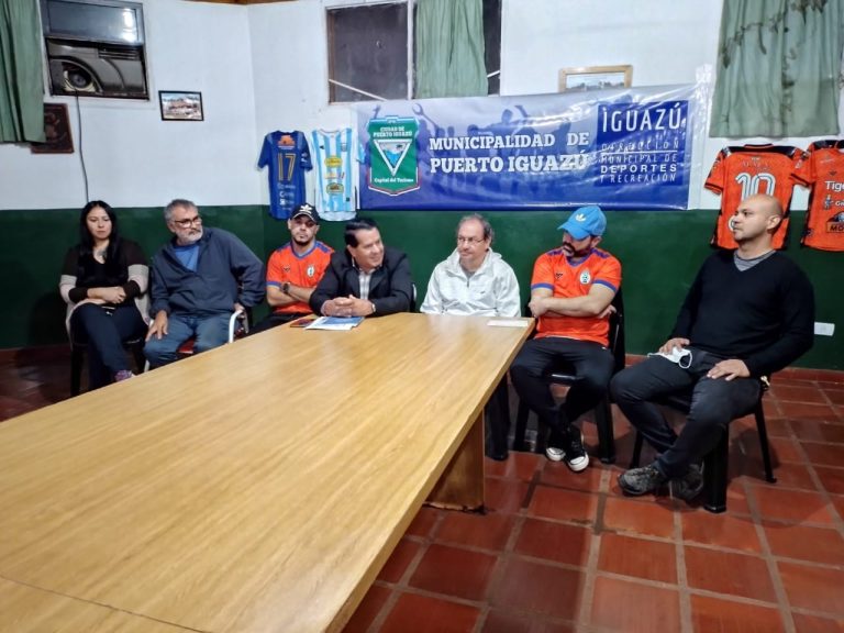PRESENTACION DE LOS EQUIPOS DE PUERTO IGUAZU A PARTICIPAR EN LA LIGA REGIONAL DE FUTBOL