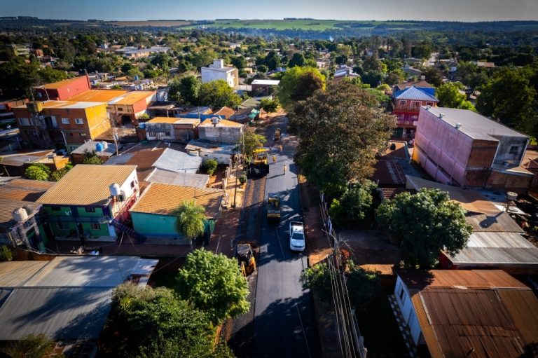 SE SIGUE TRABAJANDO EN ASFALTO PARA DISTINTOS BARRIOS DE LA CIUDAD