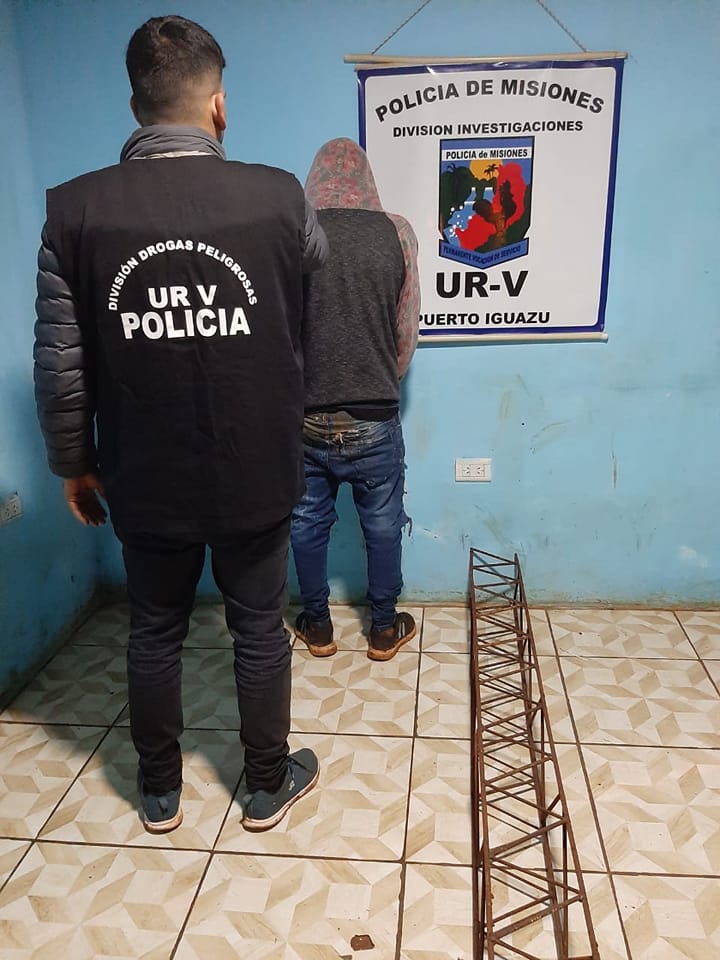 Lo detuvieron cuando llevaba en sus hombros una columna de hierro robada