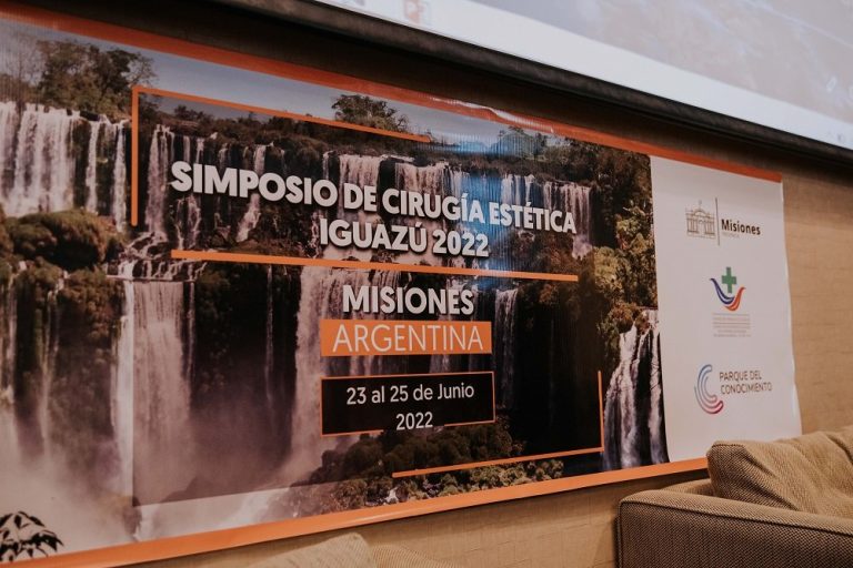 Herrera Ahuad acompañó el acto inaugural del IV Simposio de Cirugía Estética Iguazú 2022