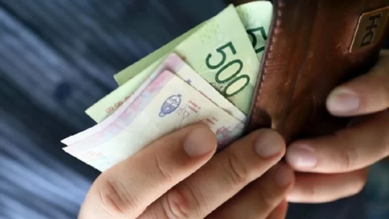 Los salarios en Argentina aumentaron 5% en abril pero volvieron a perder frente a la inflación, según datos del INDEC Los salarios en Argentina aumentaron 5% en abril pero volvieron a perder frente a la inflación, según datos del INDEC