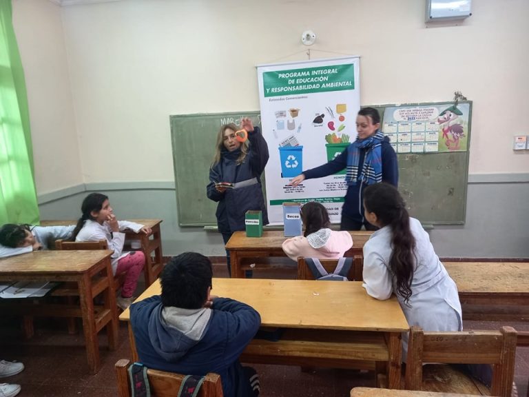 CONTINÚAN LAS CHARLAS DE EDUCACIÓN VIAL Y SANEAMIENTO AMBIENTAL CONTINÚAN LAS CHARLAS DE EDUCACIÓN VIAL Y SANEAMIENTO AMBIENTAL