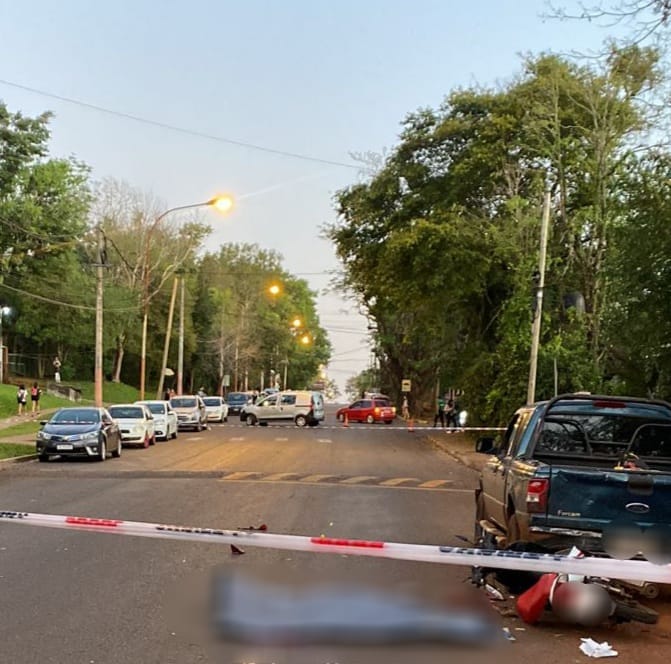 Motociclista falleció al chocar contra una camioneta estacionada