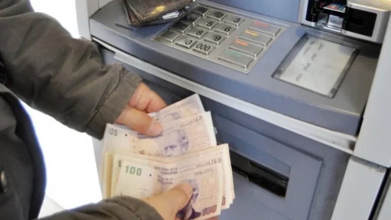 El Gobierno nacional confirmó que analiza un bono para dos millones de personas