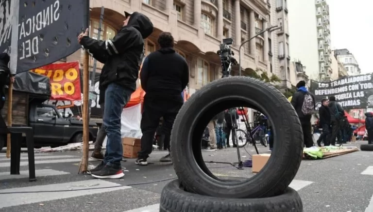 Las negociaciones por el conflicto en el sector de neumáticos seguirán hoy en el Ministerio de Trabajo