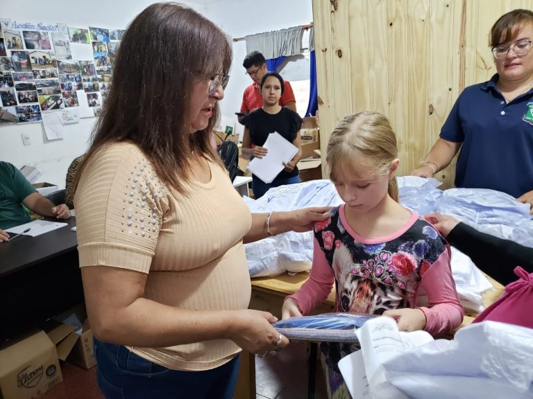 MUNICIPIO IGUAZÚ: “ACCIÓN SOCIAL” CONTINÚA LA ENTREGA DE MATERIALES ESCOLARES