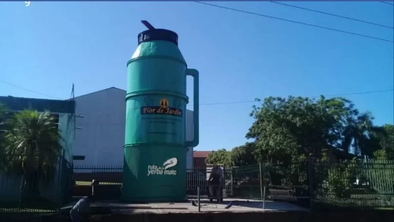 Jardín América | El termo gigante de mate se volvió viral en las redes sociales
