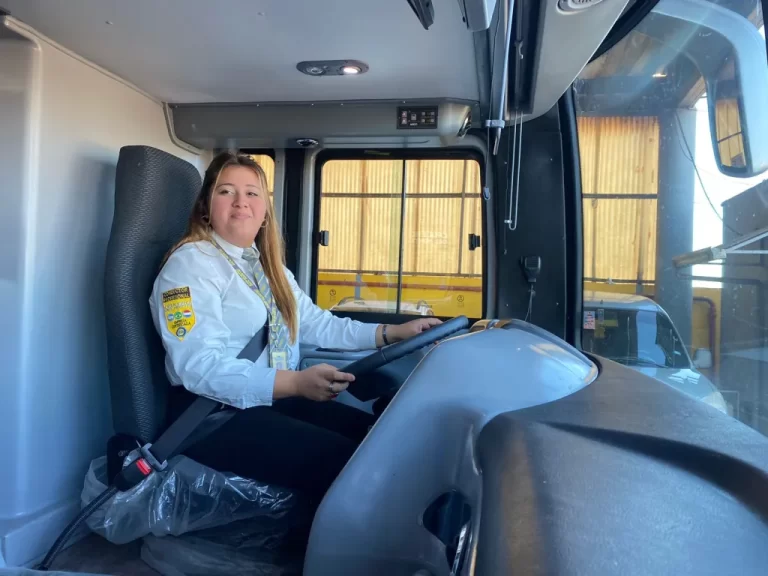 Con 22 años es la conductora profesional de transporte más joven del país