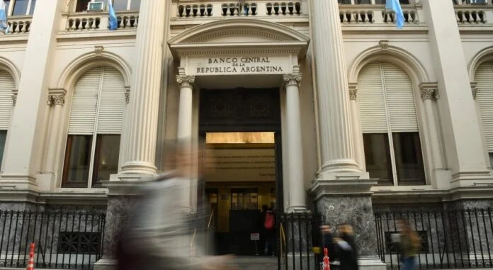 El Gobierno nacional busca que los gobernadores usen USD 1.400 millones de sus cajas propias para pagar deuda en dólares