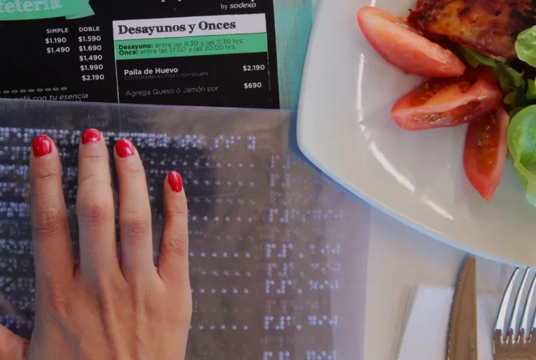 Emprendedores desarrollan menús en sistema braille