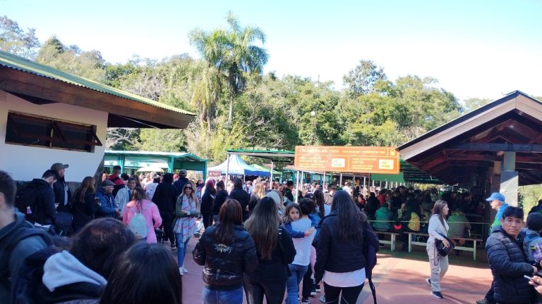 Miles de turistas visitan Misiones por el fin de semana extralargo y se muestran maravillados por los atractivos y la gastronomía de la provincia