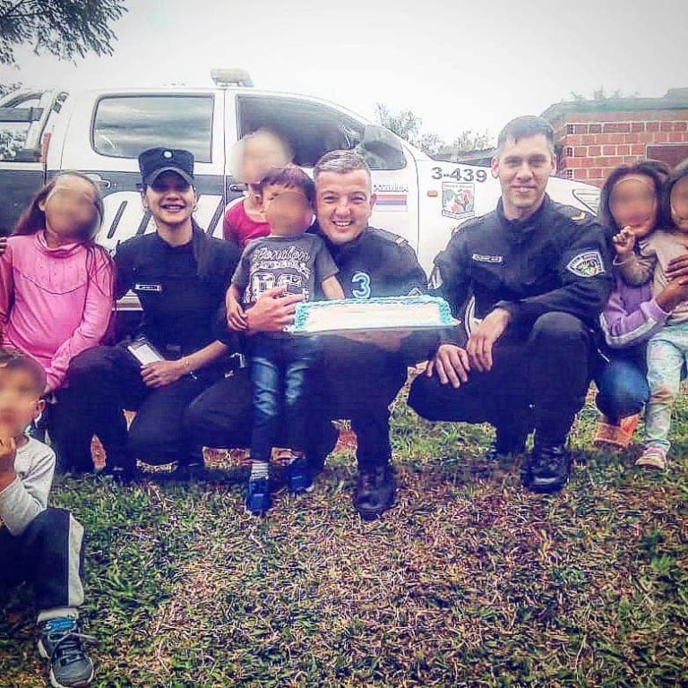 Un compromiso más allá del deber: Tres historias de policías que trabajan para alegrar a los niños en su día