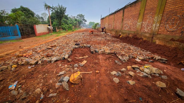 AVANZA EL EMPEDRADO EN AV. ALMAFUERTE