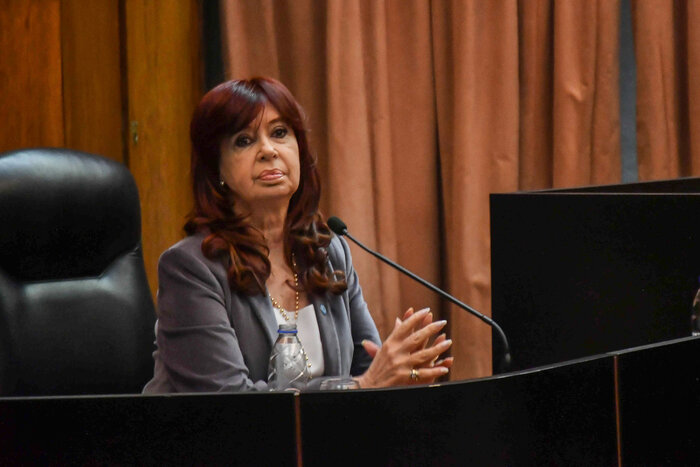 Condenan a Cristina Kirchner a 6 años de prisión y la inhabilitan para ejercer cargos públicos Condenan a Cristina Kirchner a 6 años de prisión y la inhabilitan para ejercer cargos públicos