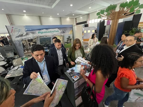 IGUAZÚ DICE PRESENTE EN LA EXPO TURISMO PARANÁ – CURITIBA 2025 IGUAZÚ DICE PRESENTE EN LA EXPO TURISMO PARANÁ – CURITIBA 2025