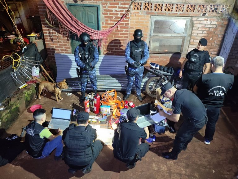 Desmantelaron un narcokiosco y búnker de objetos robados en Iguazú: diez detenidos y secuestros de droga, dinero y bienes sustraídos