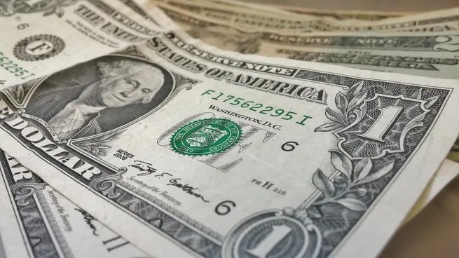 El dólar oficial se disparó a $1.380 y marcó su mayor suba diaria en tres meses