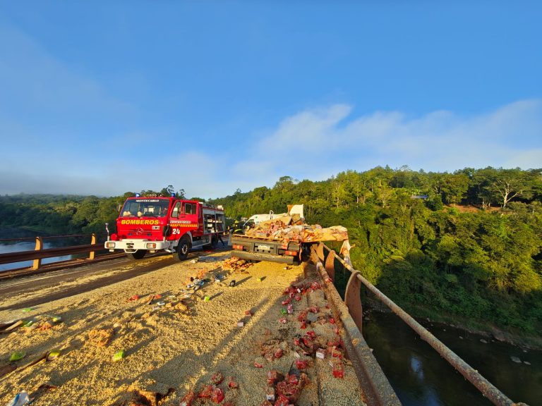 Corte total en la RN 12 por choque entre camiones sobre el puente Piray Guazú en Eldorado Corte total en la RN 12 por choque entre camiones sobre el puente Piray Guazú en Eldorado