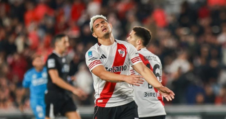 River cayó ante Atlético Tucumán por 1-0 en el Monumental y clasificó segundo a octavos de final del Torneo Apertura
