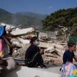 VENEZUELA: DESOLACIÓN, SAQUEOS Y VOLUNTARIOS QUE ESCARBAN ESCOMBROS CON LAS UÑAS POST TERREMOTO