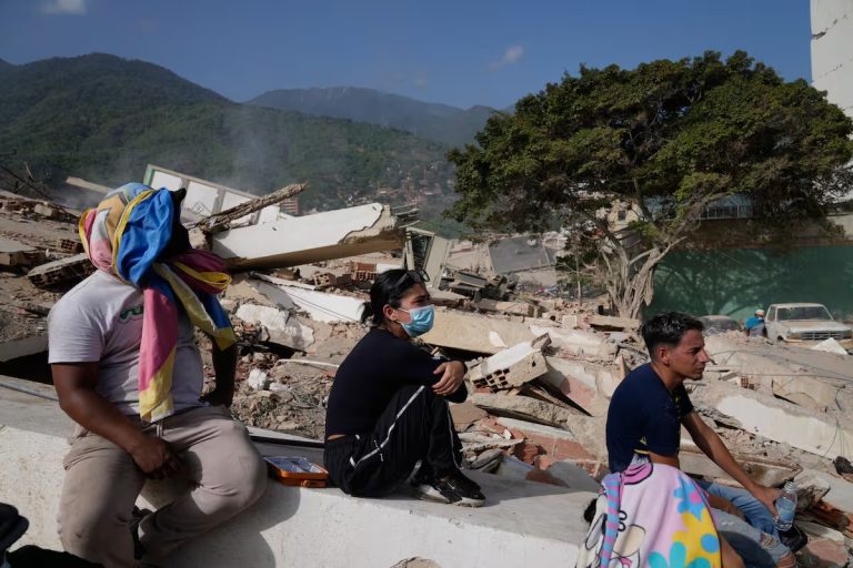 VENEZUELA: DESOLACIÓN, SAQUEOS Y VOLUNTARIOS QUE ESCARBAN ESCOMBROS CON LAS UÑAS POST TERREMOTO
