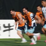 LA PRÁCTICA DE LA SELECCIÓN ANTES DE SUIZA: 300 PERIODISTAS, 14 PECHERAS, ¿Y EL EQUIPO?