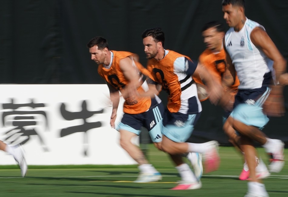 LA PRÁCTICA DE LA SELECCIÓN ANTES DE SUIZA: 300 PERIODISTAS, 14 PECHERAS, ¿Y EL EQUIPO?
